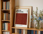 Yayoi Kusama Mind Swirl poster visualiserad på vägg – från Bozetto i hög kvalitet