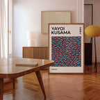 Yayoi Kusama Red Weave poster visualiserad på vägg – från Bozetto i hög kvalitet