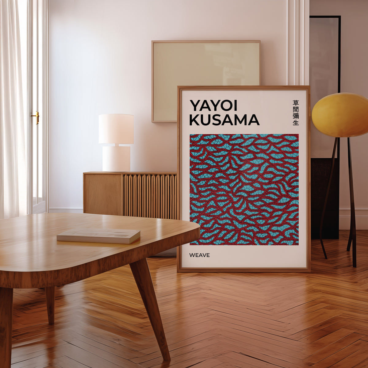 Yayoi Kusama Red Weave poster visualiserad på vägg – från Bozetto i hög kvalitet