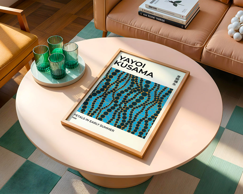 Mockup av Yayoi Kusama Summer Petals affisch på vägg – köp enkelt hos Bozetto i hög kvalitet