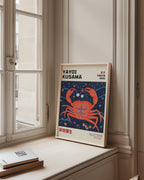 Yayoi Kusama Cosmic Crab poster visualiserad på vägg – från Bozetto i hög kvalitet