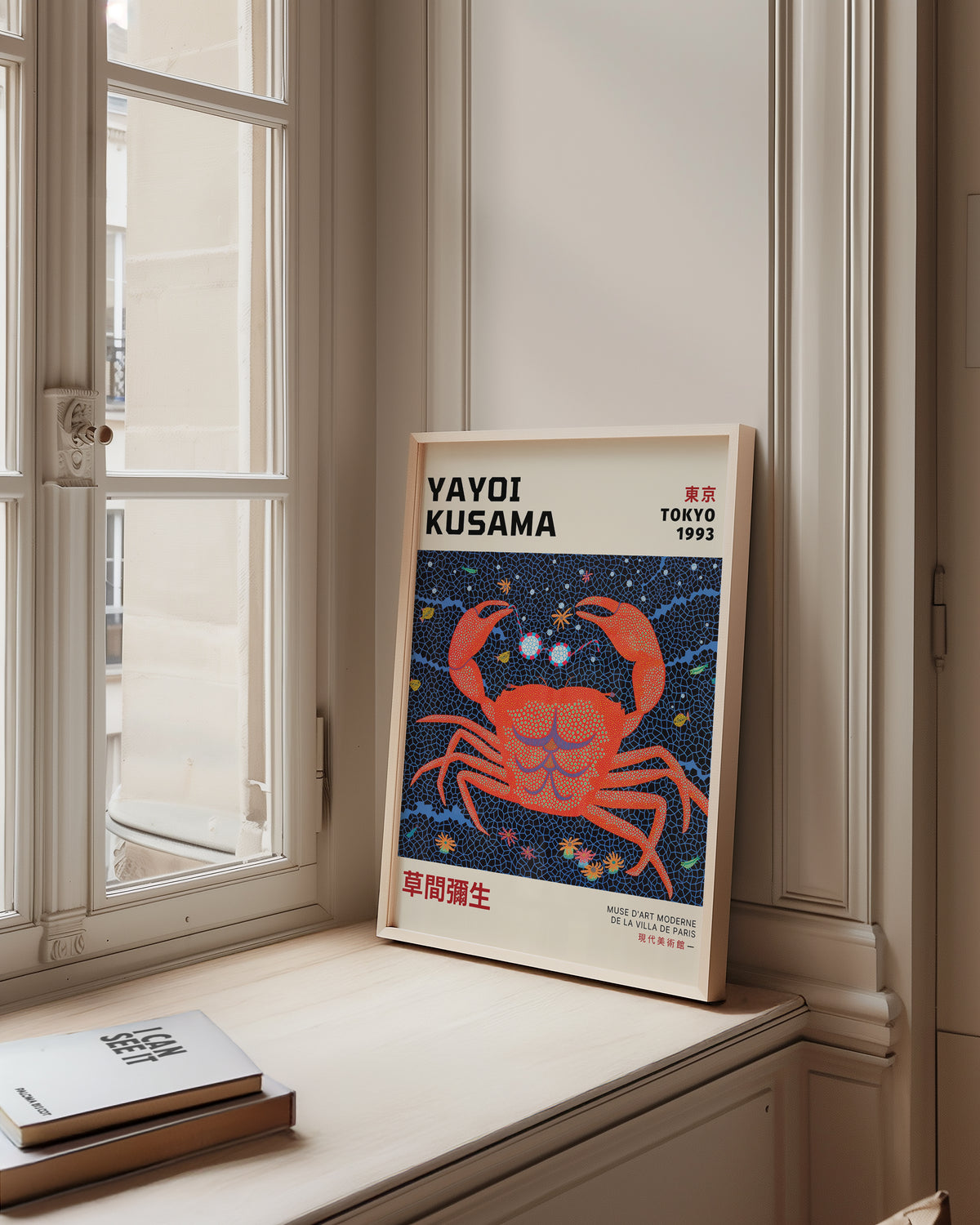 Yayoi Kusama Cosmic Crab poster visualiserad på vägg – från Bozetto i hög kvalitet