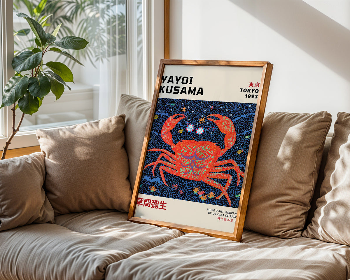 Väggmockup med Yayoi Kusama Cosmic Crab – köp enkelt hos Bozetto affisch i hög kvalitet