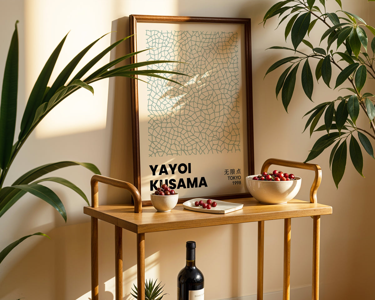 Yayoi Kusama Infinity Web poster visualiserad på vägg – från Bozetto i hög kvalitet
