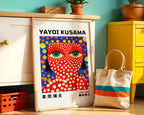 Mockup av Yayoi Kusama Dots affisch på vägg – köp enkelt hos Bozetto i hög kvalitet