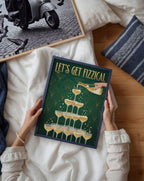 Let's Get Fizzical Poster – två posters i rum 2