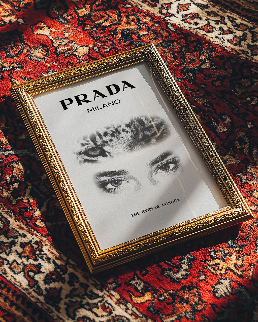 Prada Milano poster visualiserad på vägg – se rätt storlek med mockup från Bozetto