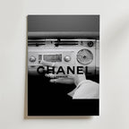 Chanel Retro Drive – stilfullt konsttryck från Bozetto, tryckt på matt finpapper