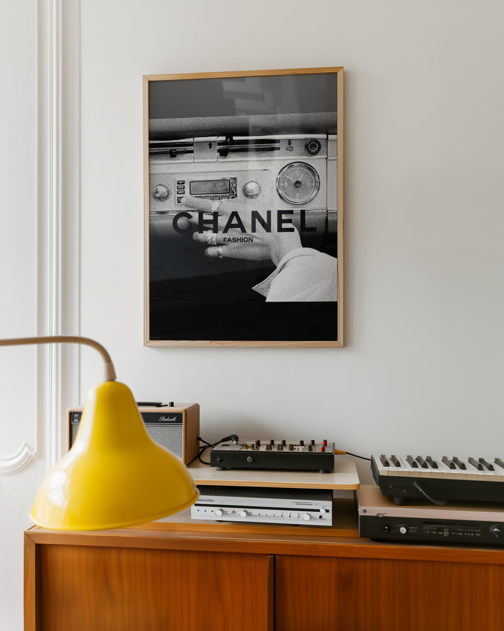 Väggmockup av Chanel Retro Drive affisch på ljus vägg – Bozetto konsttryck – nr 3