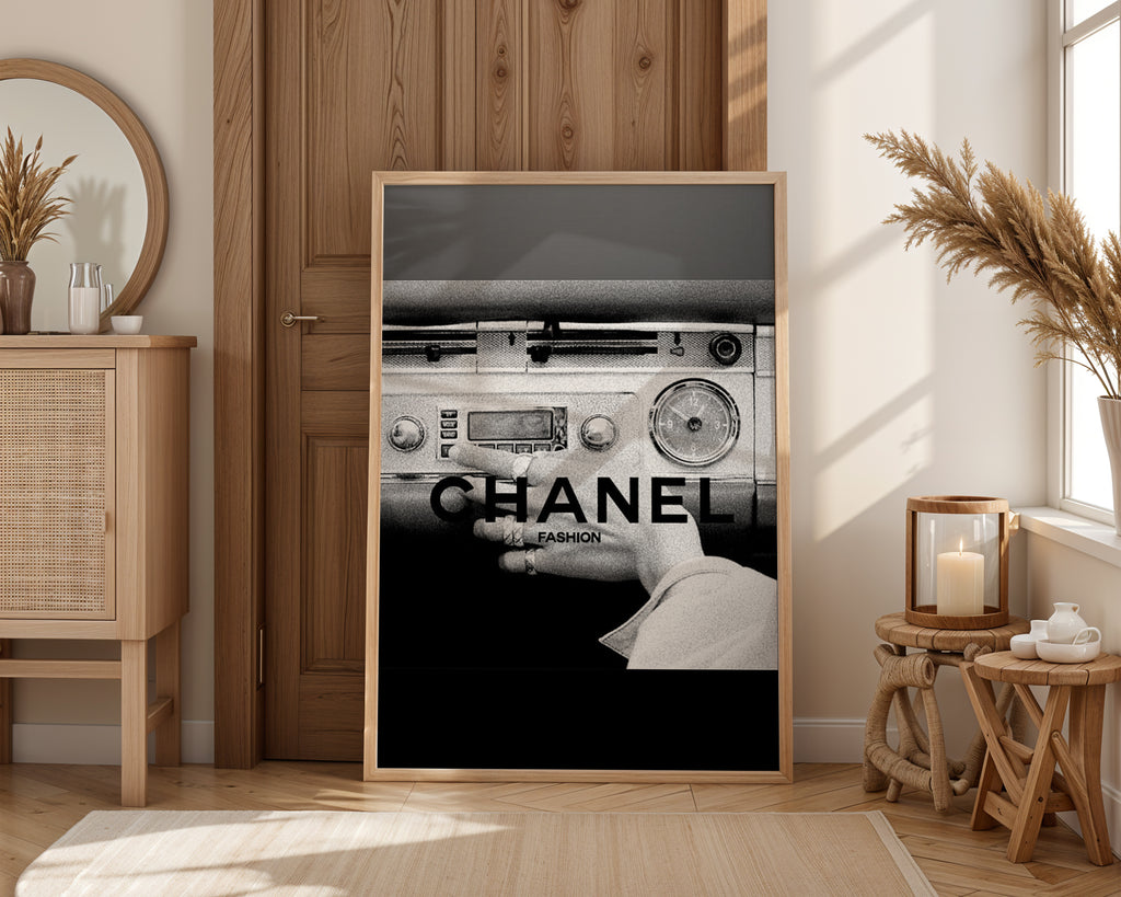Väggmockup med Chanel Retro Drive – köp enkelt hos Bozetto affisch i hög kvalitet