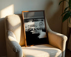 Mockup av Chanel Retro Drive affisch på vägg – köp enkelt hos Bozetto i hög kvalitet