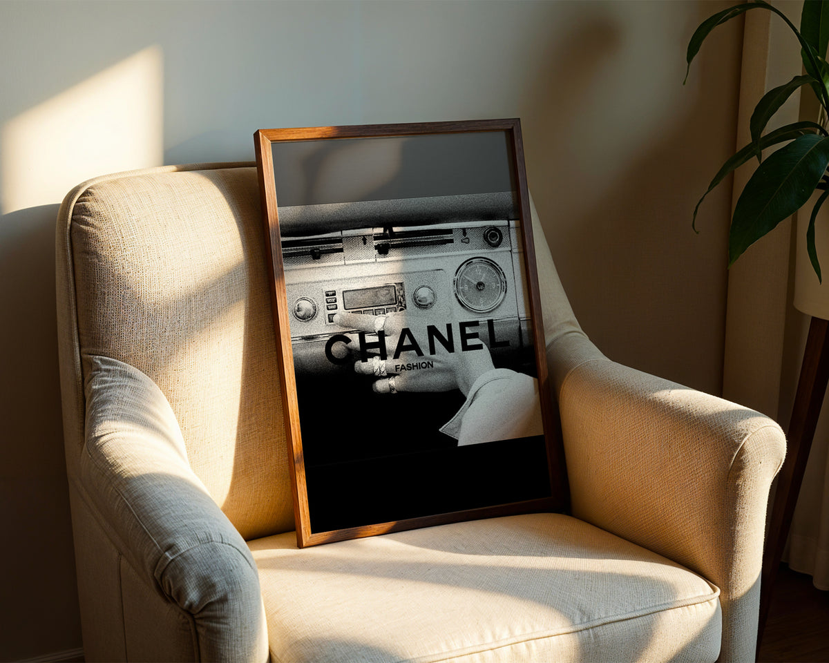 Mockup av Chanel Retro Drive affisch på vägg – köp enkelt hos Bozetto i hög kvalitet