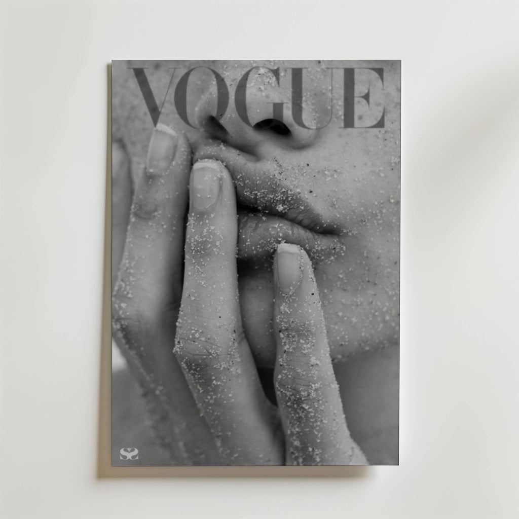 Vogue Sand Kiss – stilfullt konsttryck från Bozetto, tryckt på matt finpapper i hög tryckkvalitet