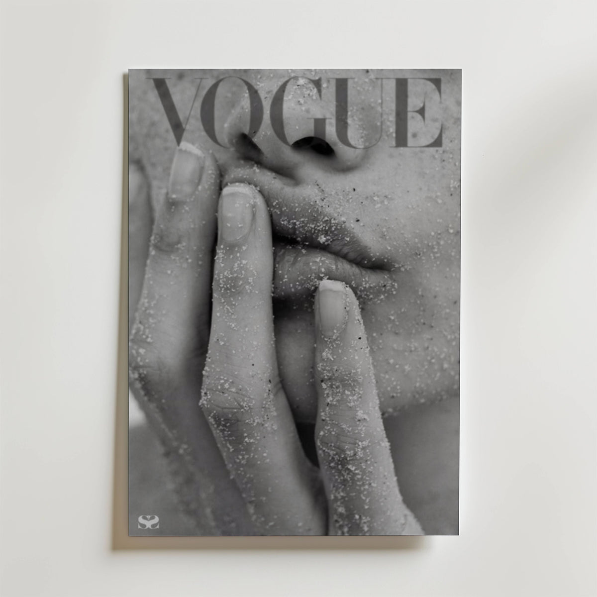 Vogue Sand Kiss – stilfullt konsttryck från Bozetto, tryckt på matt finpapper i hög tryckkvalitet