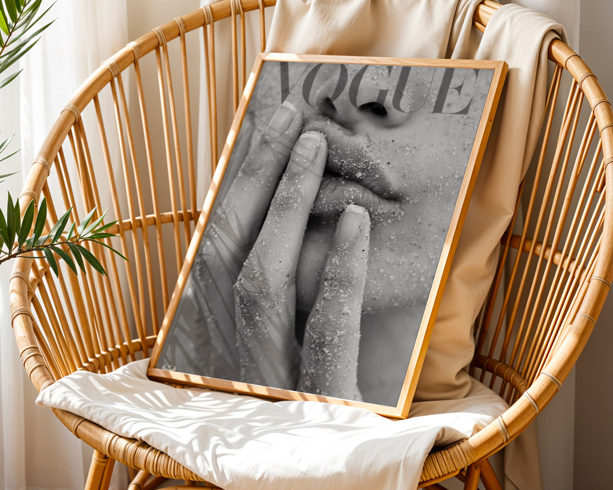 Mockup för Vogue Sand Kiss – se hur affischen ser ut inramad på din vägg, Bozetto