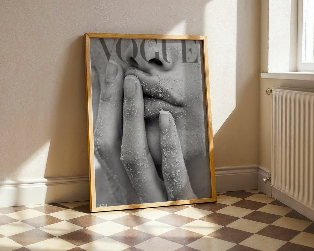 Vogue Sand Kiss poster visualiserad på vägg – se rätt storlek med mockup från Bozetto