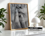 Väggmockup av Vogue Sand Kiss affisch på ljus tegelvägg – Bozetto konsttryck i hög tryckkvalitet