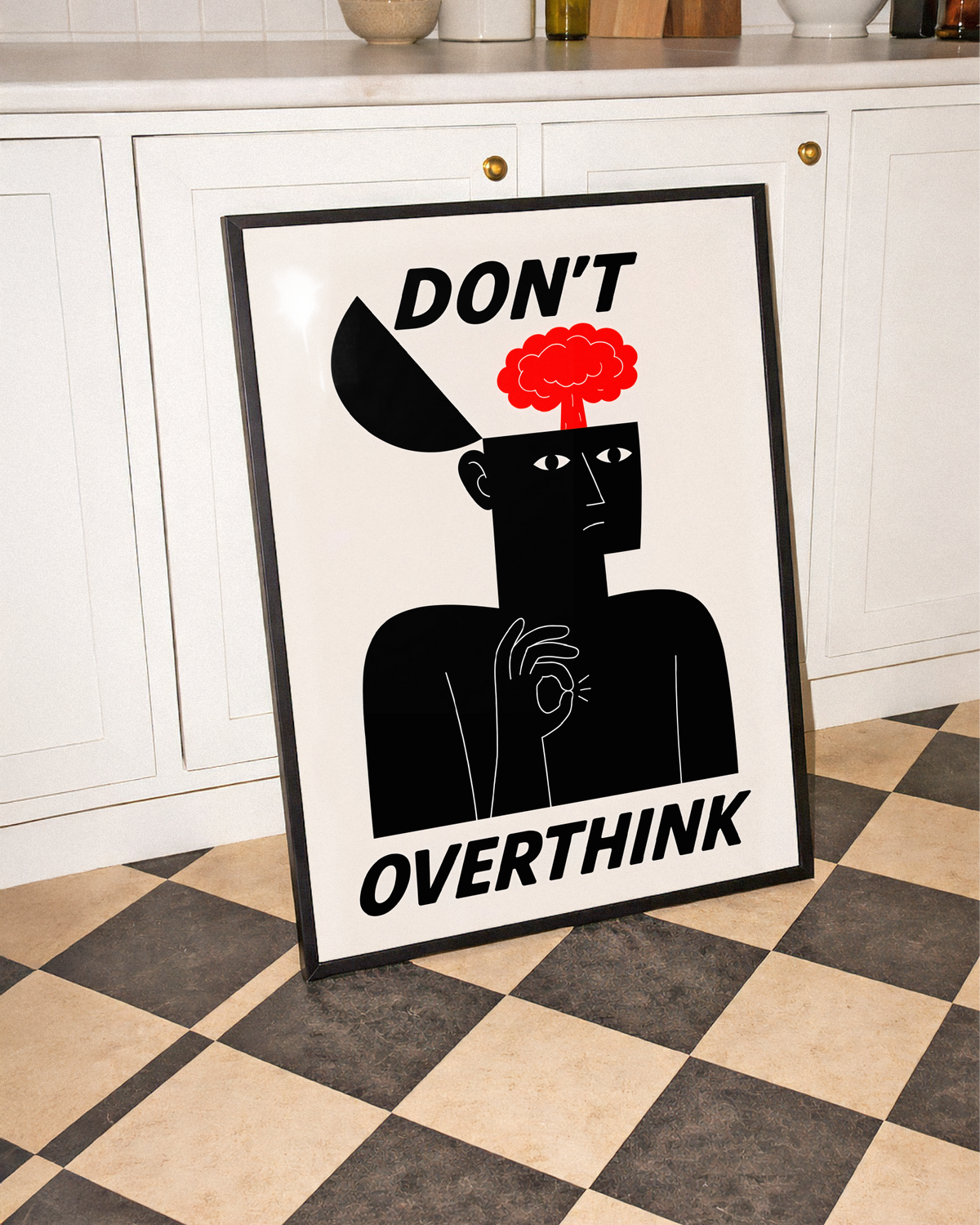 Mockup av Don’t Overthink affisch på vägg – köp enkelt hos Bozetto i hög kvalitet