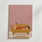 Mustard Repose Poster – kvinna vilar på senfärgad soffa mot rosa bakgrund