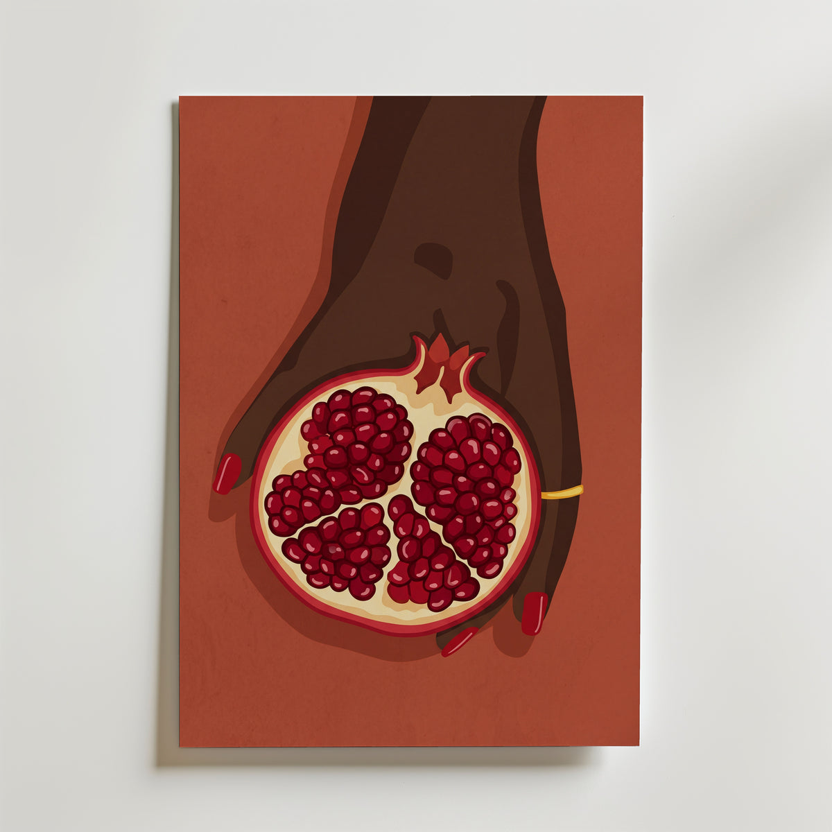 Scarlet Pomegranate Poster – illustration av mörk hand som håller klyvet granatäpple mot terrakottabakgrund