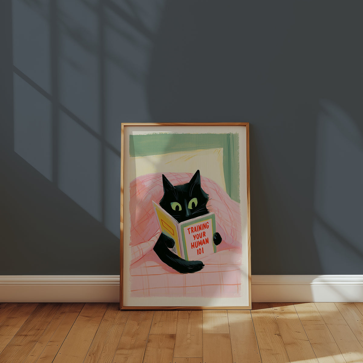 Training Human Poster – svart katt som läser bok i sängen i ljust vardagsrum, väggkonst från Bozetto