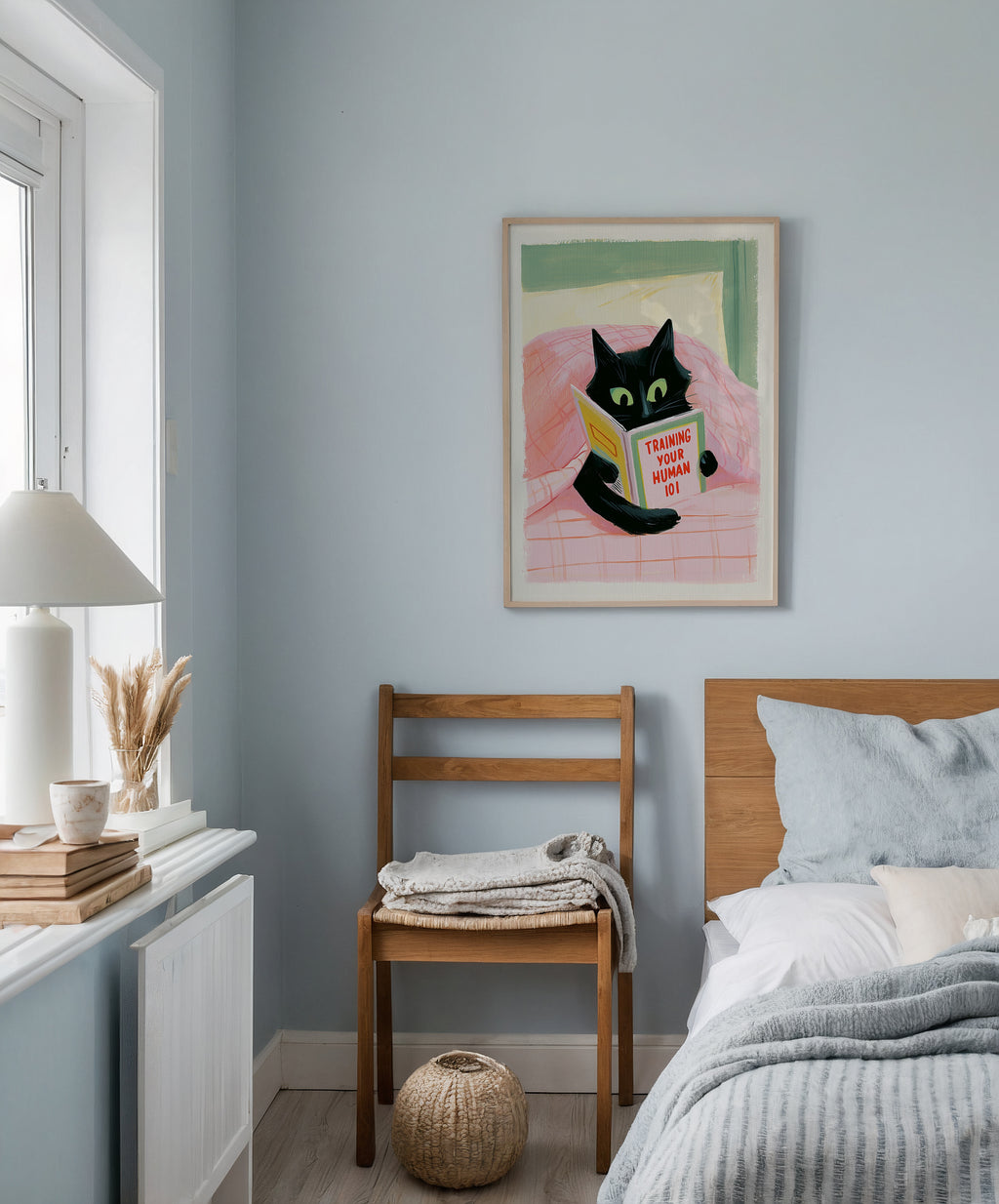Training Human Poster – svart katt som läser bok i sängen på vägg i inrett rum, fri frakt över 499 kr