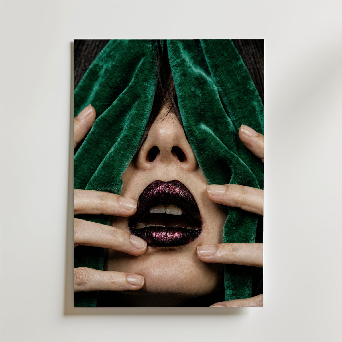 Velvet Reveal Poster – mystisk close-up med djupgrönt sammet som täcker ansikte och metallic läppar