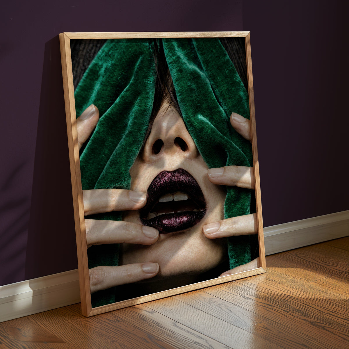 Velvet Reveal Poster i rumskomposition med ekram