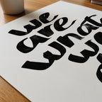 Brushstroke Manifesto Poster – närbild på papper