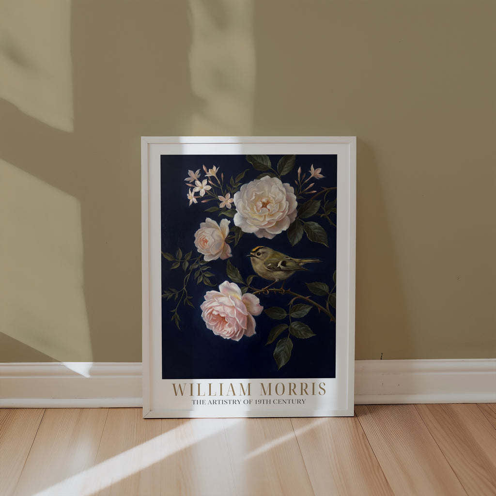 William Morris Goldcrest in Midnight Roses Poster – i rum 2