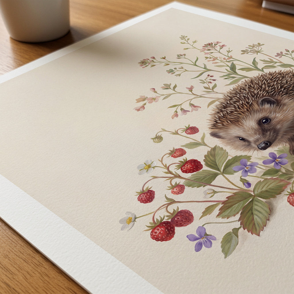 William Morris Hedgehog Among Wild Strawberries Poster – närbild på papper