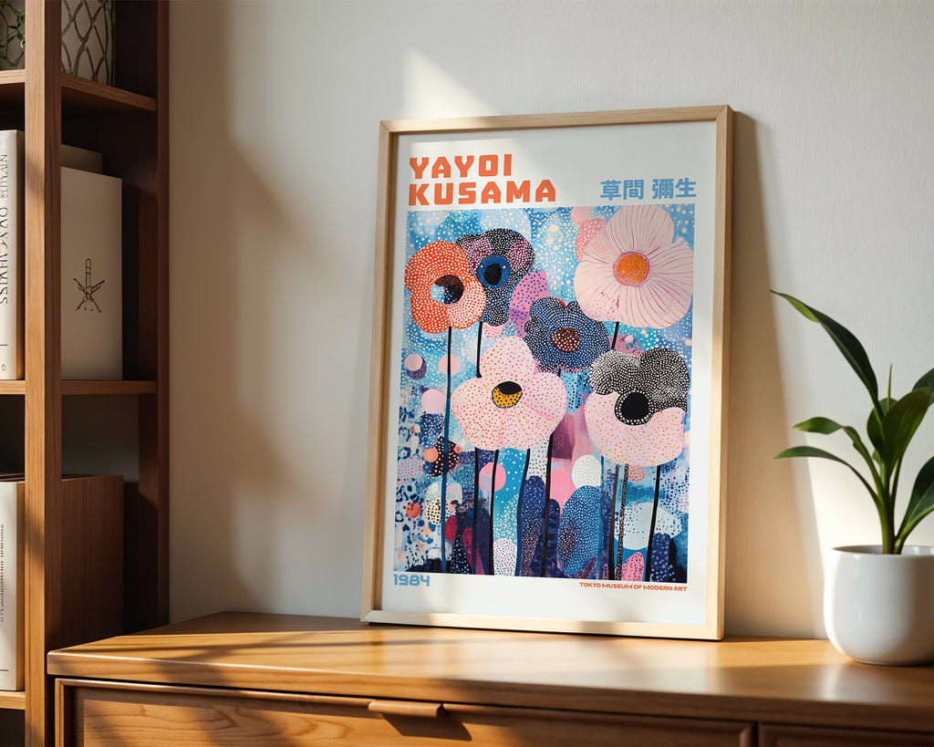 Yayoi Kusama Blue Floral poster visualiserad på vägg – från Bozetto i hög kvalitet