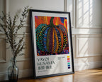 Väggmockup av Yayoi Kusama Carnival Pumpkin affisch på ljus vägg – Bozetto konsttryck