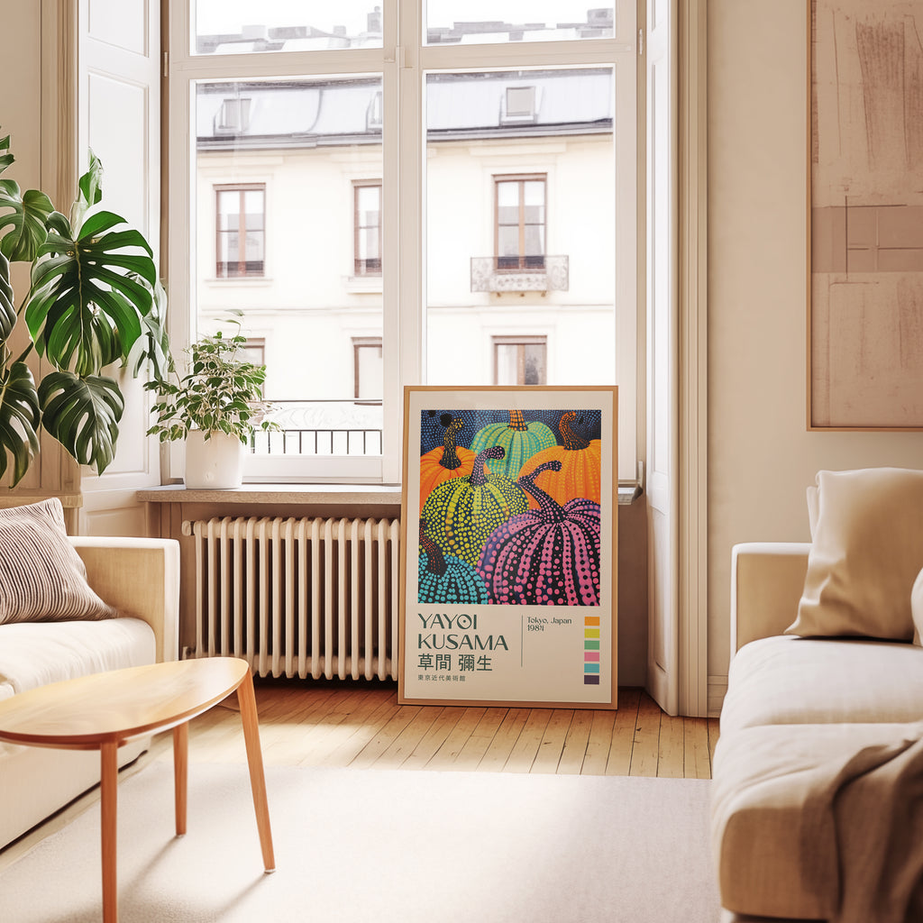 Väggmockup av Yayoi Kusama Colorful Pumpkin affisch på ljus vägg – Bozetto konsttryck