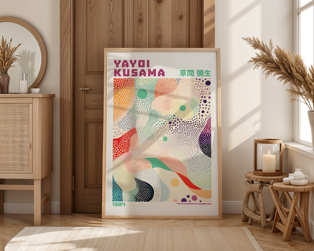 Väggmockup med Yayoi Kusama Dreaming – köp enkelt hos Bozetto affisch i hög kvalitet