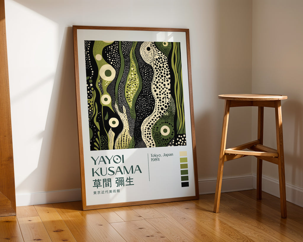 Yayoi Kusama Emerald Reverie i väggmockup – konsttryck från Bozetto i hög kvalitet
