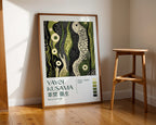 Yayoi Kusama Emerald Reverie i väggmockup – konsttryck från Bozetto i hög kvalitet