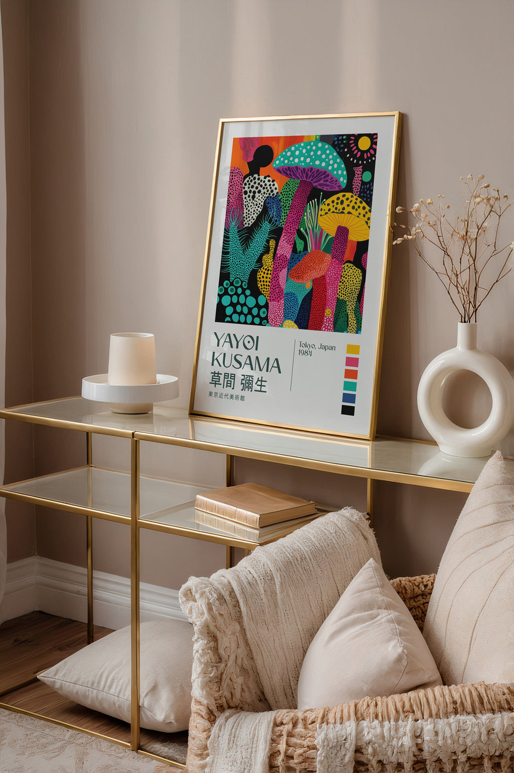 Väggmockup med Yayoi Kusama Enchanted – köp enkelt hos Bozetto affisch i hög kvalitet