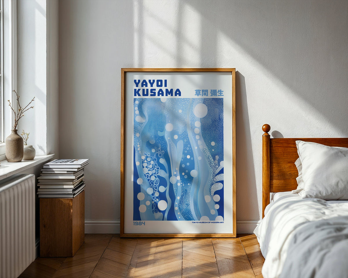Väggmockup av Yayoi Kusama Floating Infinity affisch på ljus vägg – Bozetto konsttryck