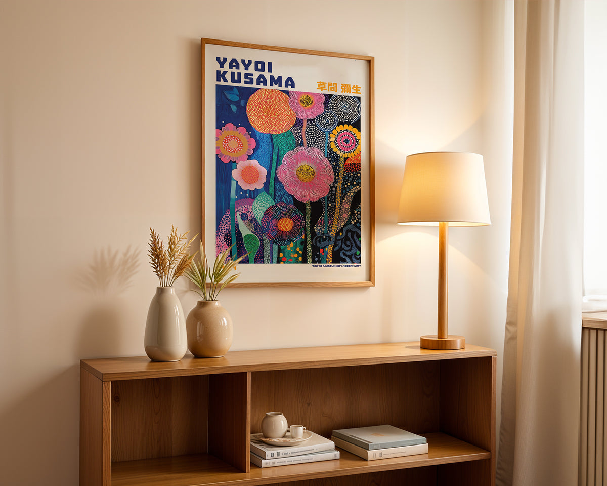 Väggmockup med Yayoi Kusama Floral Infinity – köp enkelt hos Bozetto affisch i hög kvalitet