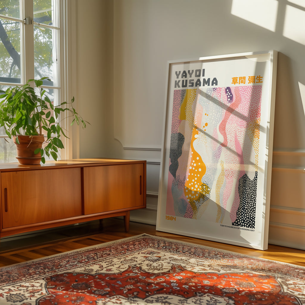 Väggmockup med Yayoi Kusama Flowing Mirage – köp enkelt hos Bozetto affisch i hög kvalitet