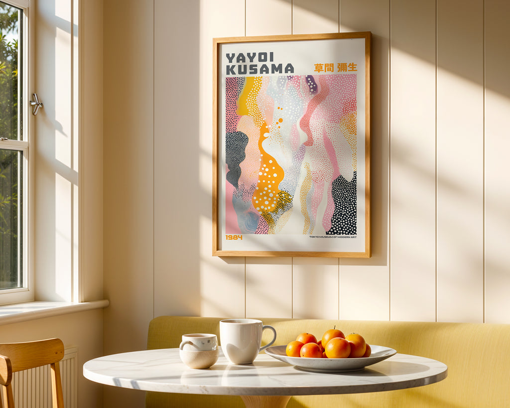 Yayoi Kusama Flowing Mirage i väggmockup – konsttryck från Bozetto i hög kvalitet