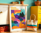 Väggmockup av Yayoi Kusama Infinite Patterned affisch på ljus vägg – Bozetto konsttryck