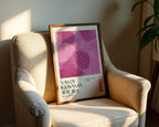 Yayoi Kusama Infinite Pink poster visualiserad på vägg – från Bozetto i hög kvalitet
