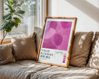 Väggmockup med Yayoi Kusama Infinite Pink – köp enkelt hos Bozetto affisch i hög kvalitet