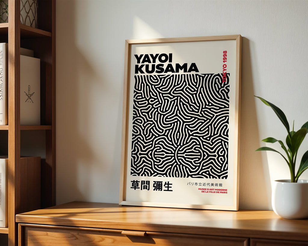 Yayoi Kusama Infinity Lines poster visualiserad på vägg – från Bozetto i hög kvalitet