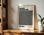 Yayoi Kusama Infinity Lines poster visualiserad på vägg – från Bozetto i hög kvalitet