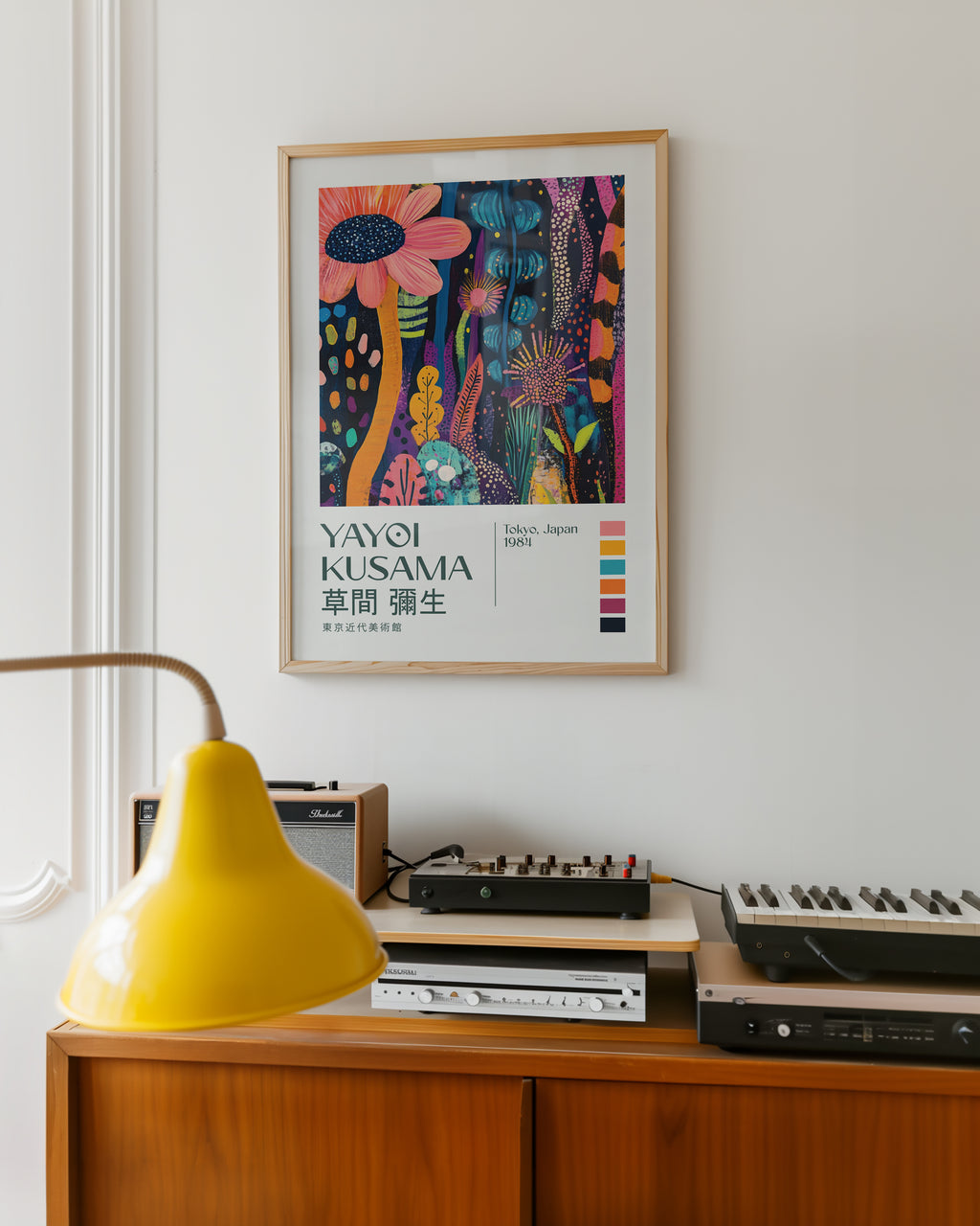 Yayoi Kusama Midnight Bloom poster visualiserad på vägg – från Bozetto i hög kvalitet