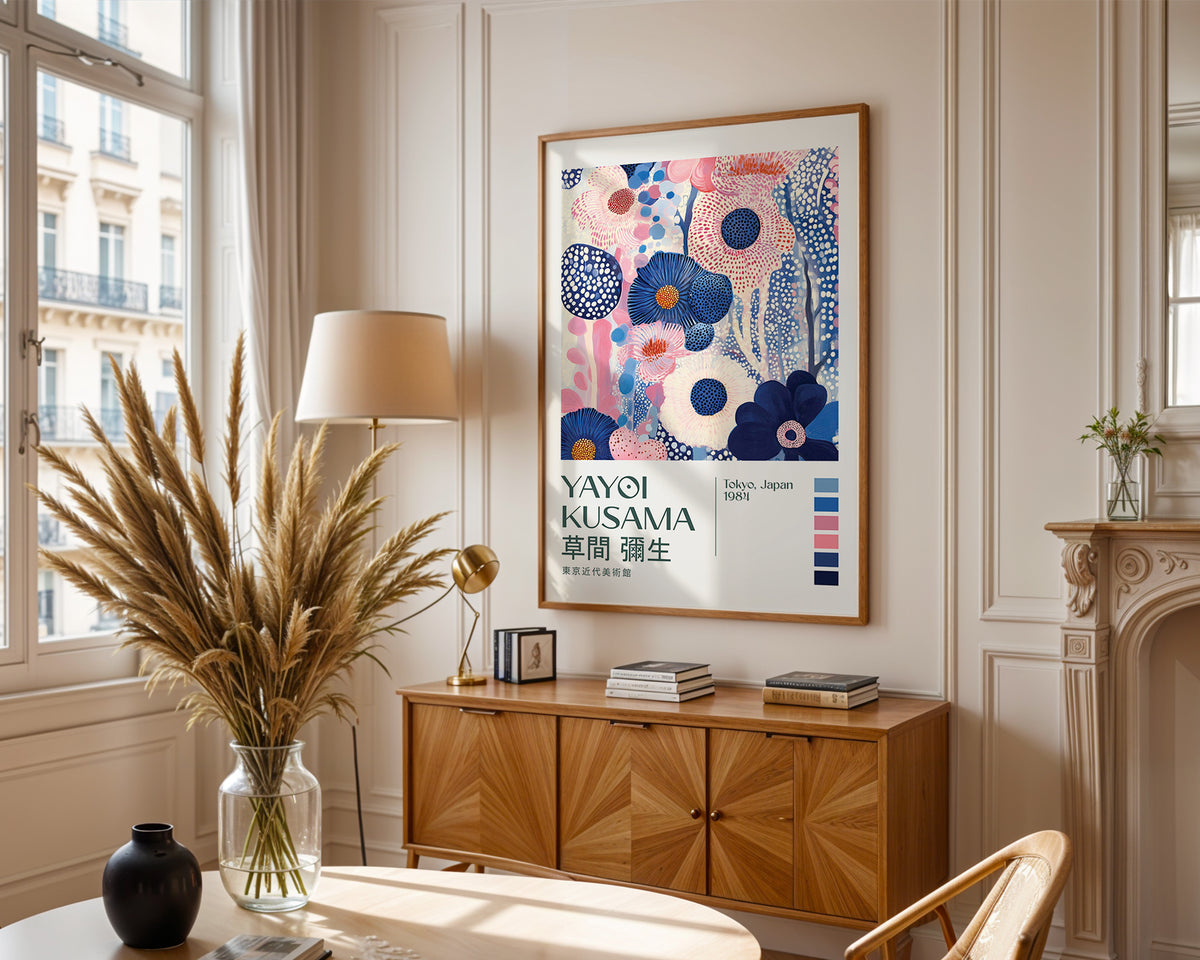 Väggmockup med Yayoi Kusama Midnight – köp enkelt hos Bozetto affisch i hög kvalitet