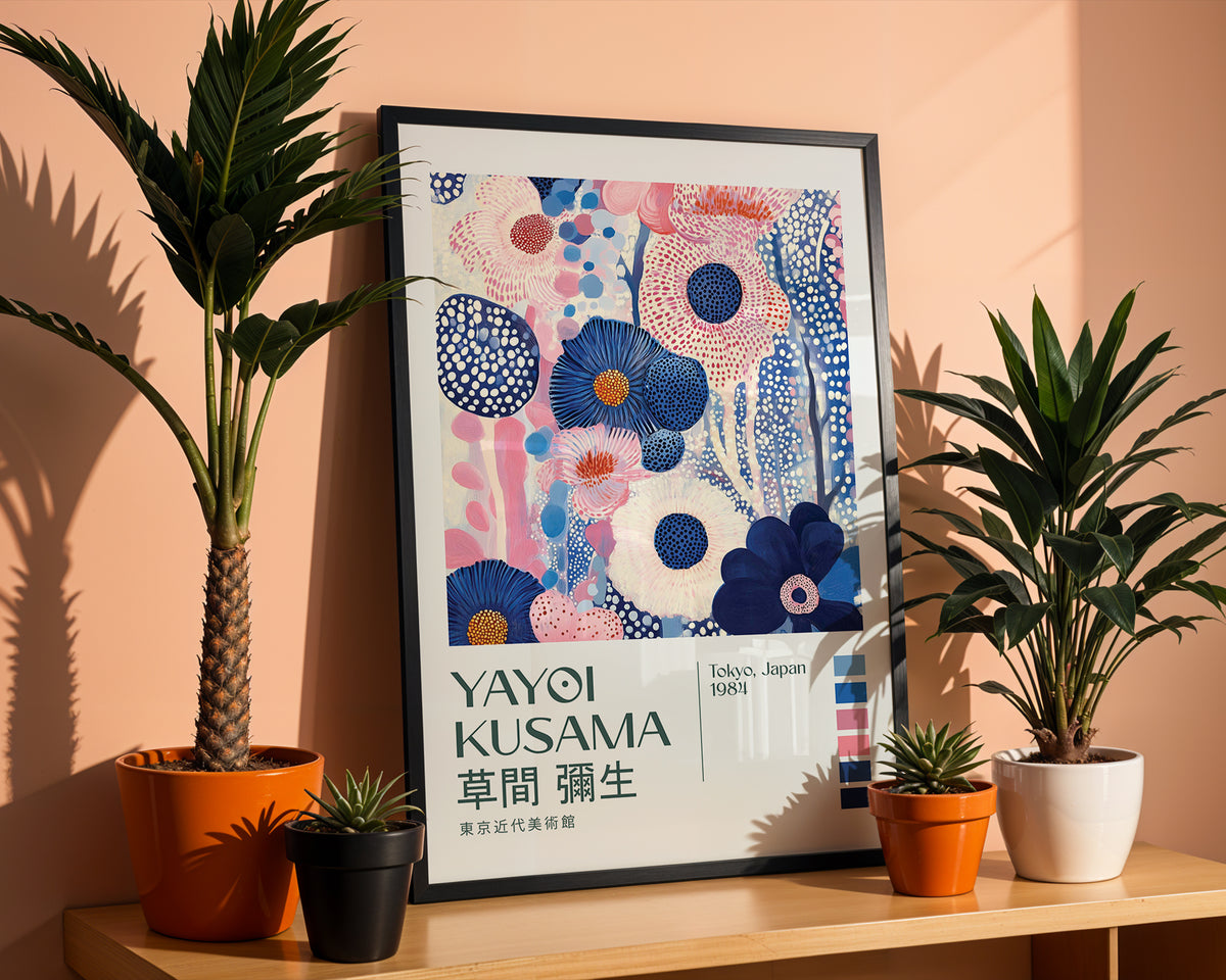 Yayoi Kusama Midnight Blossom poster visualiserad på vägg – stilren mockup från Bozetto